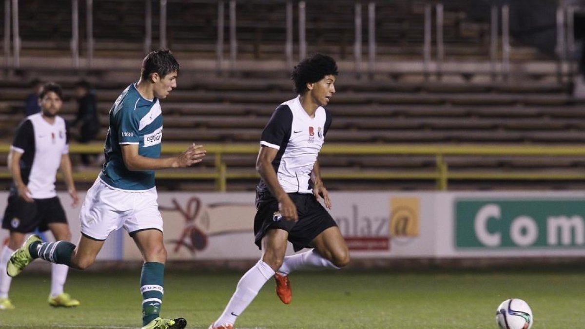 Zarandona persigue un balón en el último partido frente al Coruxo.-RAÚL OCHOA
