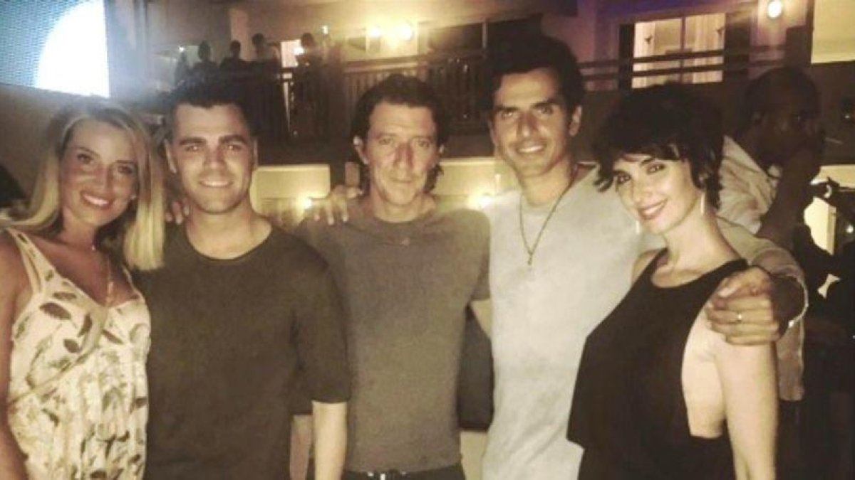 Fonsi Nieto ha colgado la instantania en su red social, dónde se le ve en compañía de su novia, Colate y Paz Vega y su marido.-INSTAGRAM
