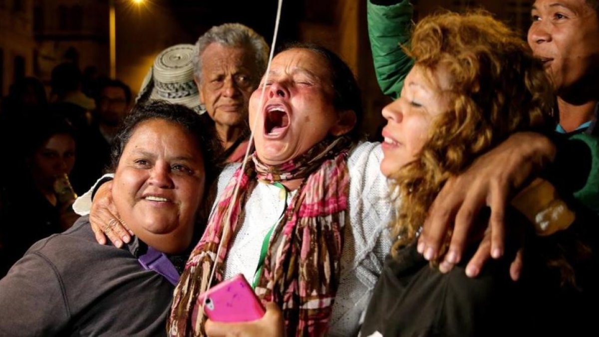 Un grupo de mujeres muestran su alegría por la noticia del acuerdo de paz de Colombia.-EFE / LEONARDO MUÑOZ