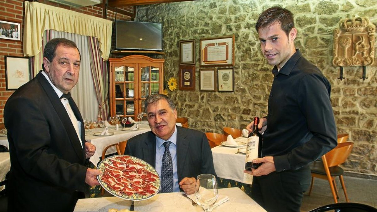 ATENCIÓN CORTÉS. Juan Miguel Martínez Gabaldón (C) en el restaurante Cortés flanqueado por Moisés Cortés y Marcelo Cortés.-BRÁGIMO