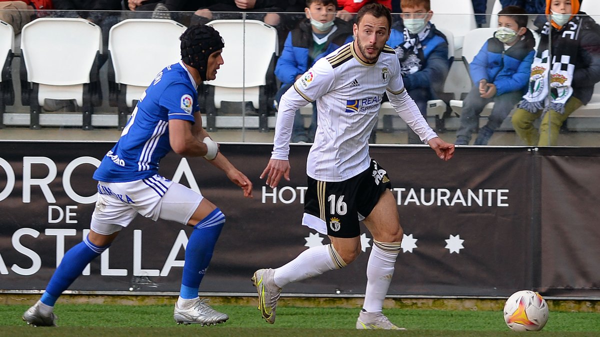 Malbasic conduce el balón. TOMÁS ALONSO