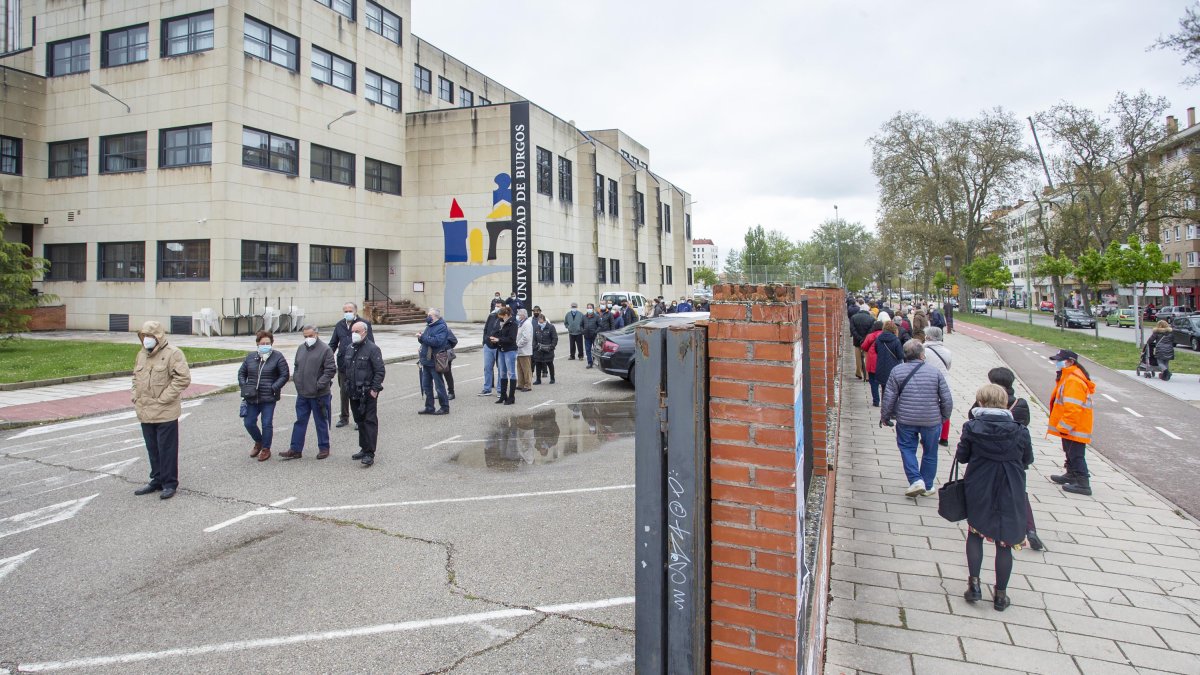 Imagen de colas para vacunación. SANTI OTERO