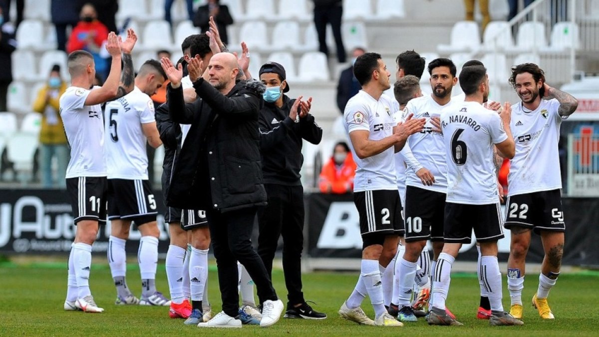 Calero saluda a la afición. TOMÁS ALONSO