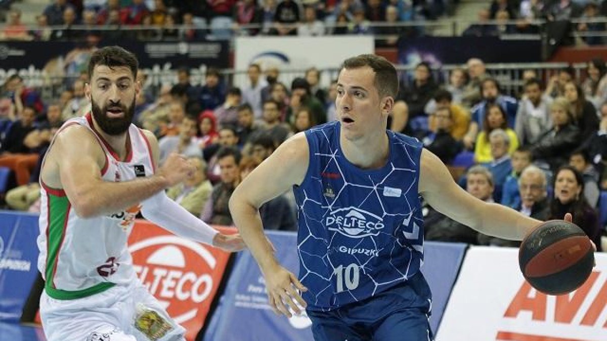 Salvó supera a Shengelia en el GBC-Baskonia del pasado curso.-ACB PHOTO