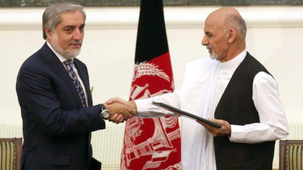 Ghani (derecha) y Abdulá se dan la mano tras firmar el acuerdo para un gobierno de unidad.-Foto: EFE