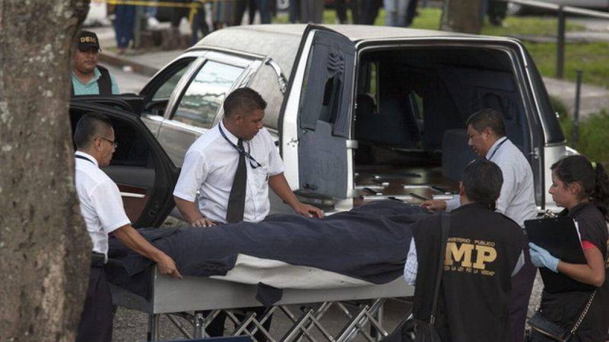 Forenses trasladan el cuerpo del abogado Francisco José Palomo Tejeda.-Foto: EFE