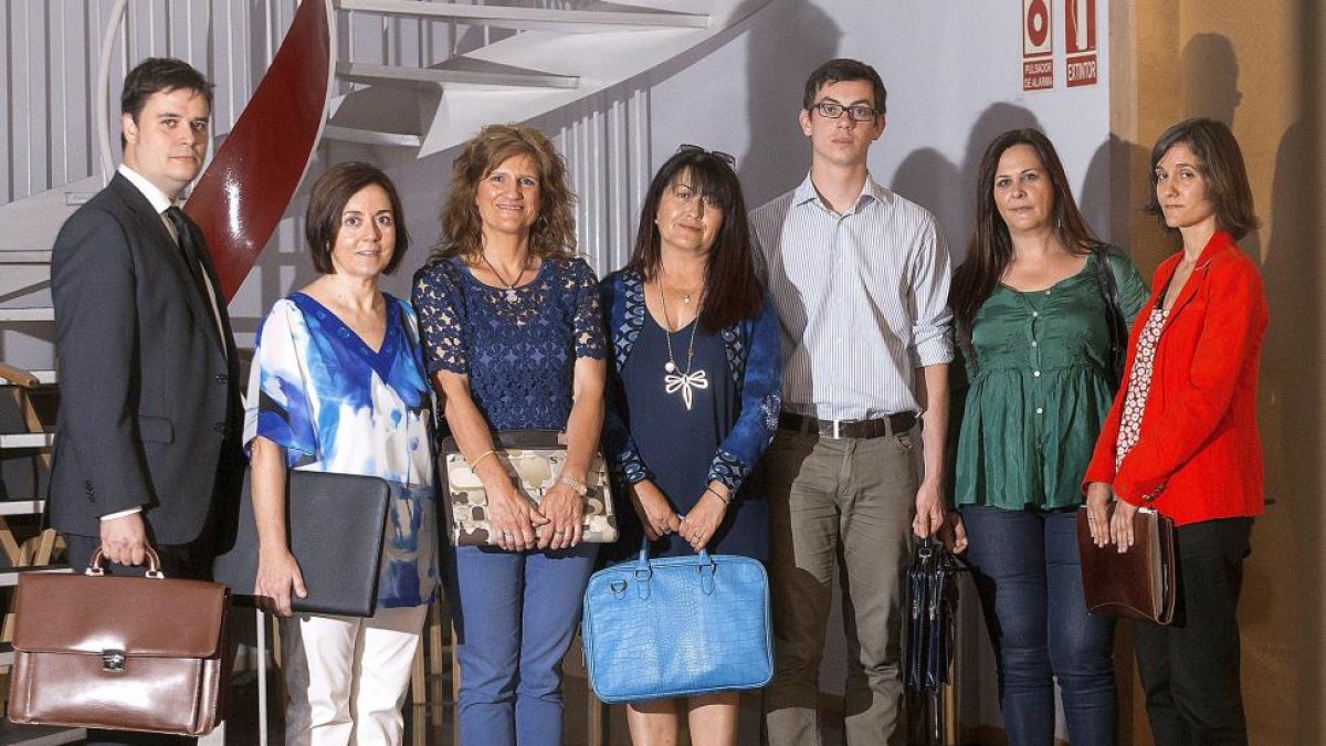 Los abogados Álvaro Rizo, Rocío Matilla, Genoveva de Paz, Marta Díaz, Jaime Sáez, Ana González y la coordinadora, Ana Arranz.-MIGUEL ÁNGEL SANTOS