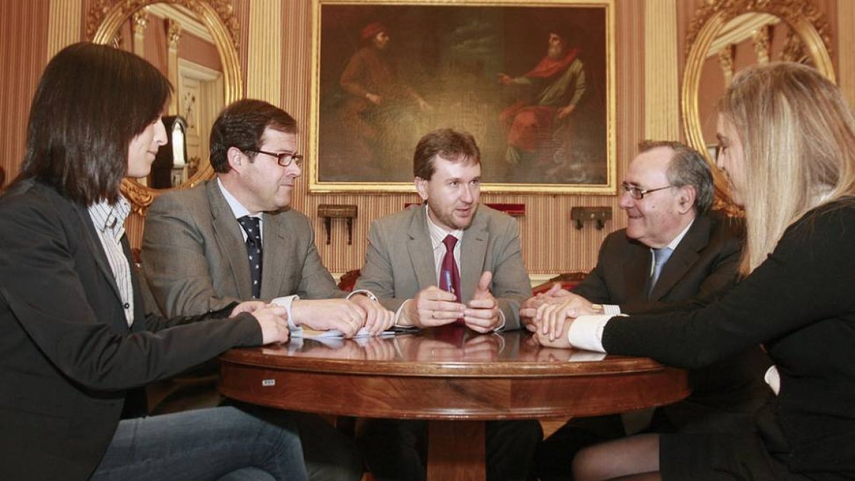 Lacalle y Foronda, en 2012, con los integrantes del Tribunal Económico Administrativo, presidido por Leoncio García.-RAÚL G. OCHOA