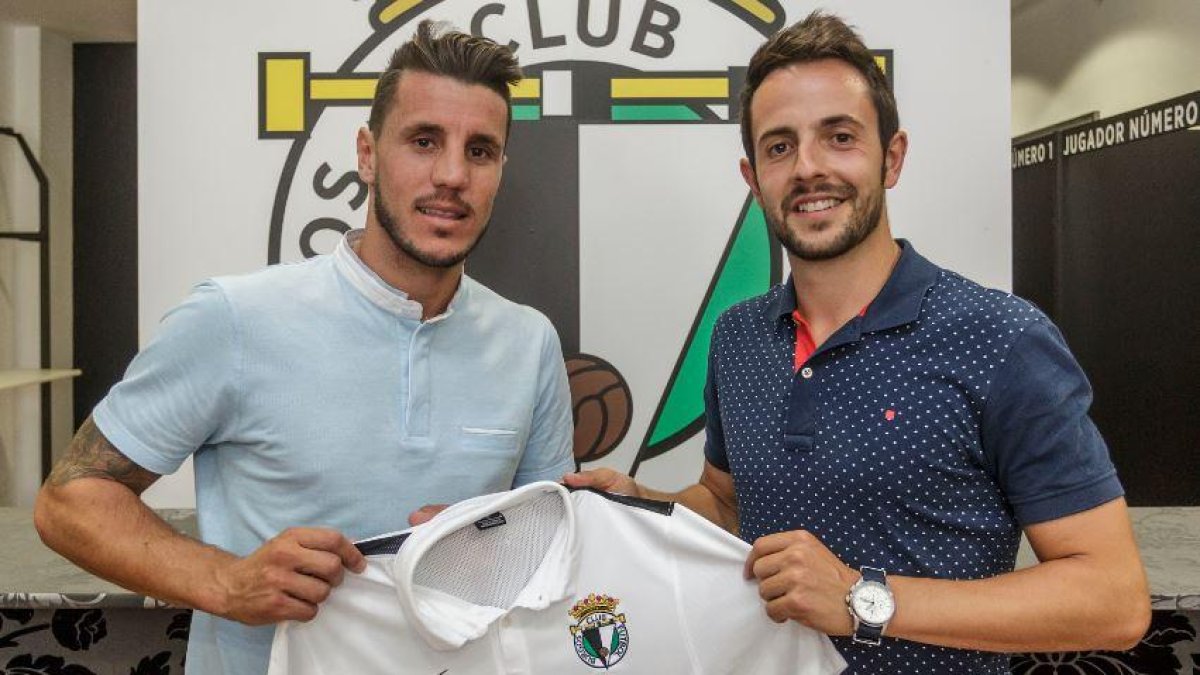 Adrián Cruz y Carlos Álvarez posan con la camiseta del Burgos CF.-SANTI OTERO