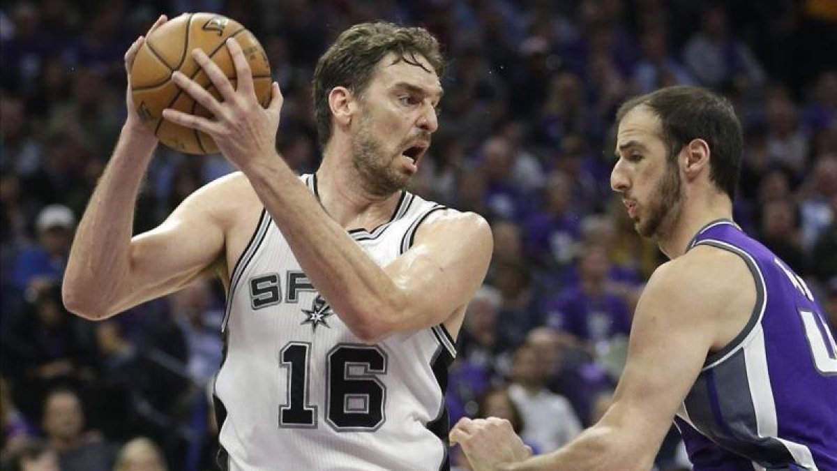 Pau Gasol controla un rebote ante Koufos, de los Sacramento Kings-RICH PEDRONCELLI / AP