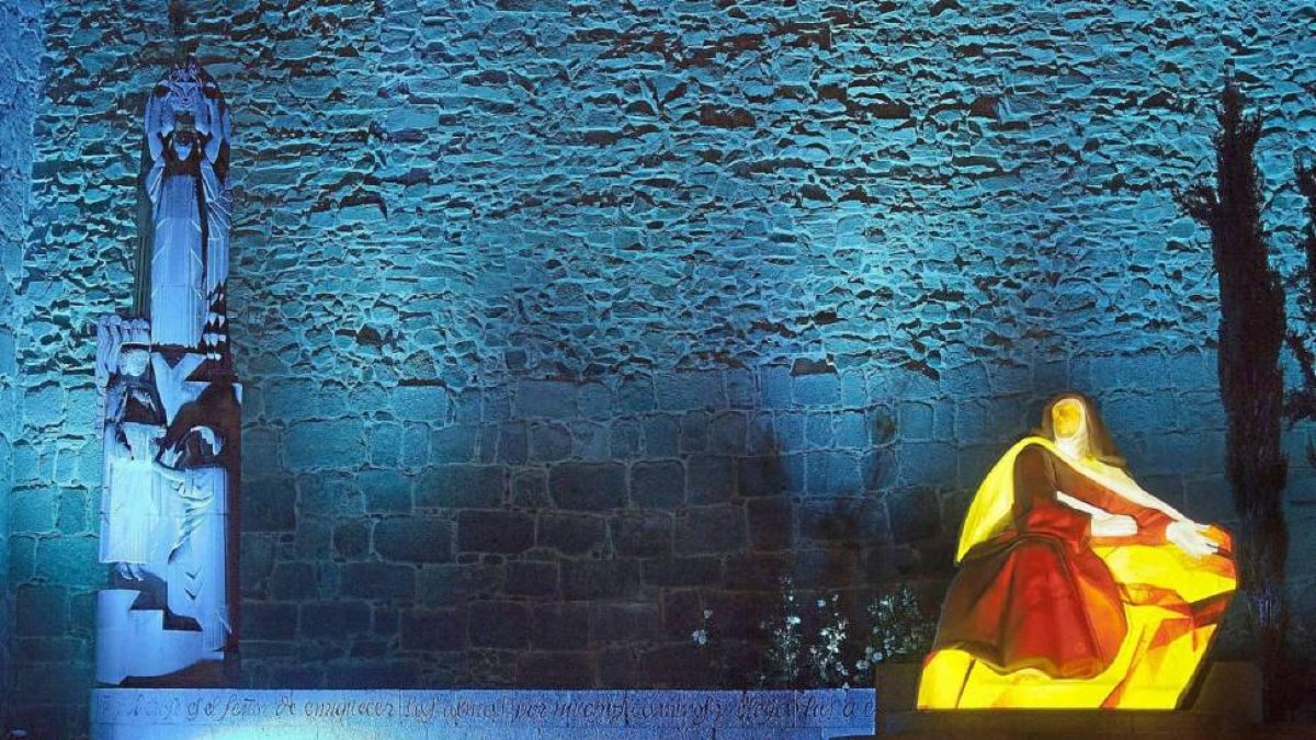 Espectáculo de luz sobre Santa Teresa en los monumentos de Ávila.-Ical
