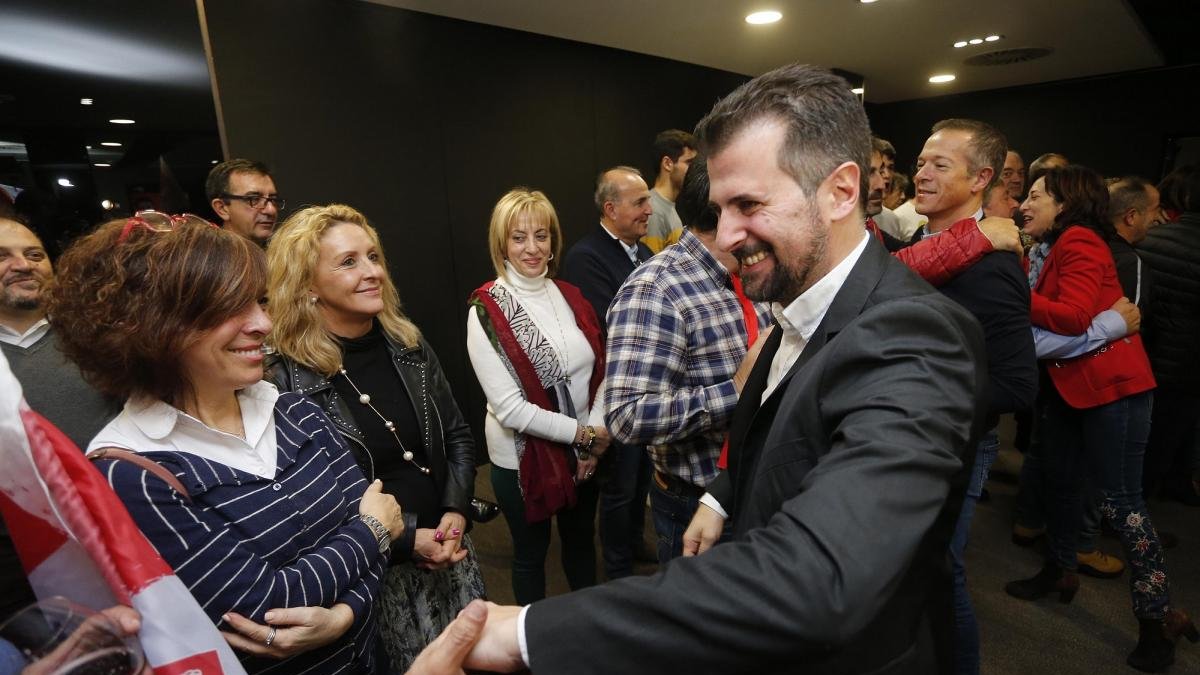 Tudanca y Gil saludan a afiliados y simpatizantes tras analizar los resultados electorales.-SANTI OTERO