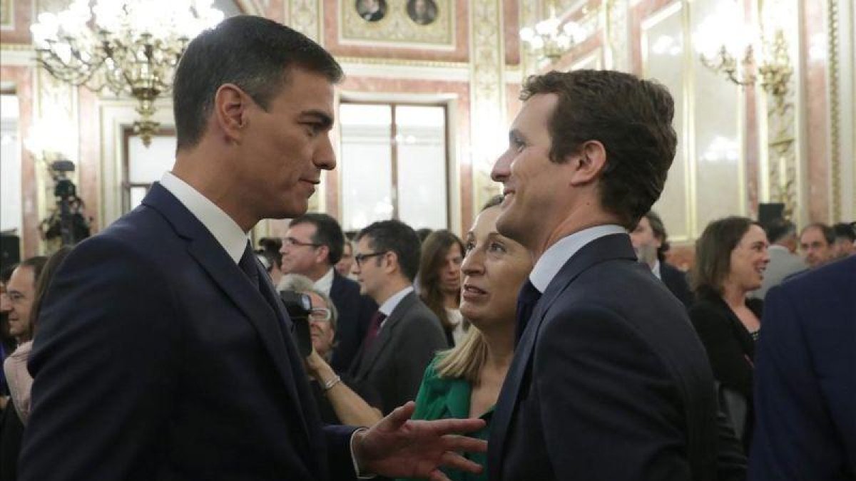 Pedro Sánchez y Pablo Casado durante la presentación de los actos conmemorativos del 40 aniversario de la Consitución.-ZIPI (EFE)
