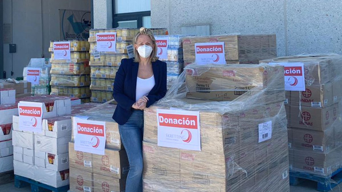 Sonia Fajardo con el material entregado al Banco de Alimentos. ECB