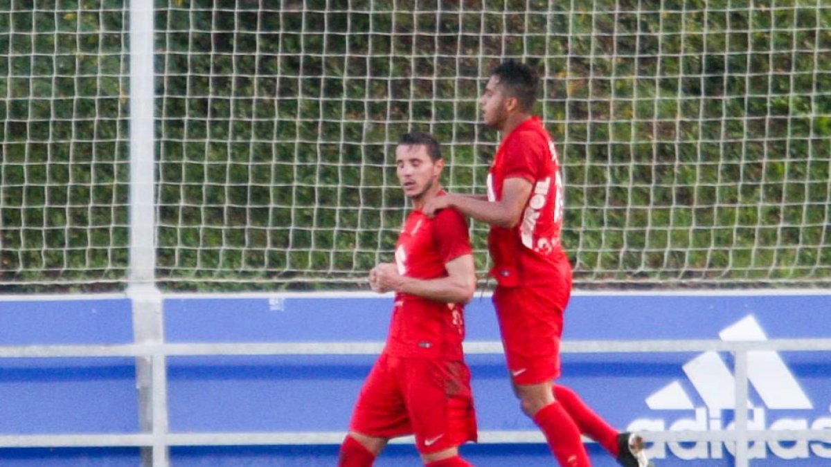 Adrián Cruz celebra el gol que marcó en Zubieta.-LUIS MARI UNCITI