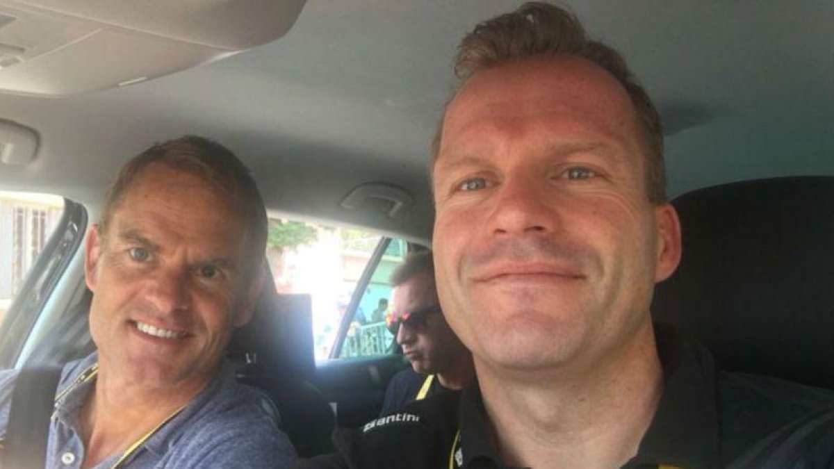 El director del Trek, Steven de Jongh, junto a Frank de Boer durante una visita del exfutbolista en el pasado Tour de Francia-TWITTER
