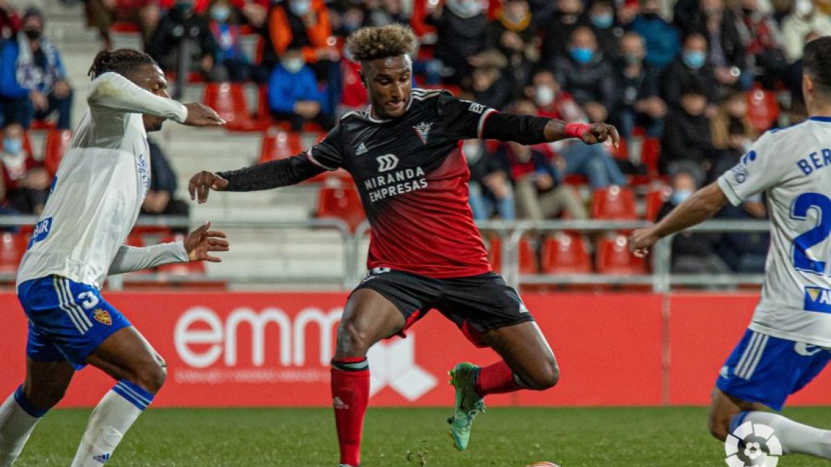 Hassan busca posición de disparo. LALIGA