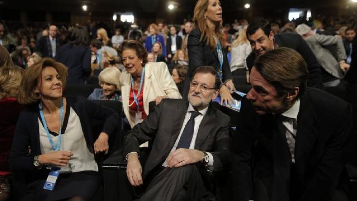 Mariano Rajoy, José Maria Aznar, Maria Dolores de Cospedal, Rita Barberá y Alicia Sánchez-Camacho al inicio de la convención del PP en Madrid.-Foto: JOSÉ LUIS ROCA