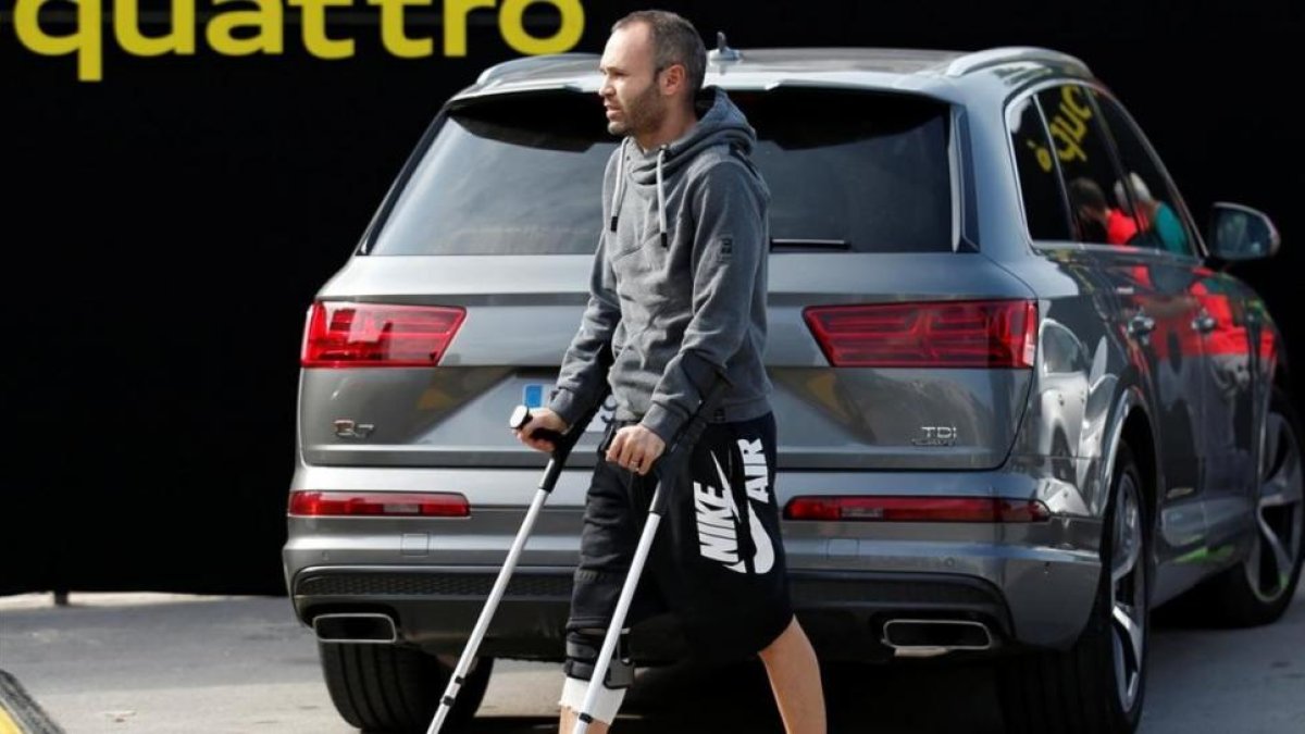 Iniesta, en la entrega de los coches a la plantilla del Barça el pasado 27 de octubre.-ALBERT GEA