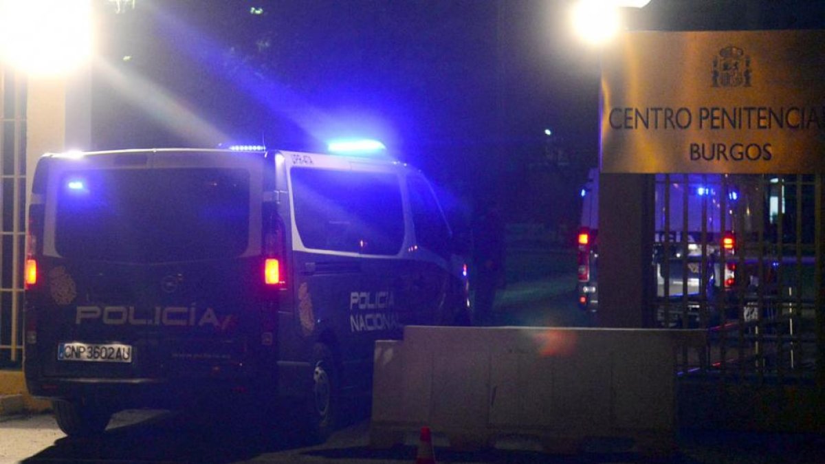 Un furgón policial traslada a los jugadores a la cárcel.-L. V.