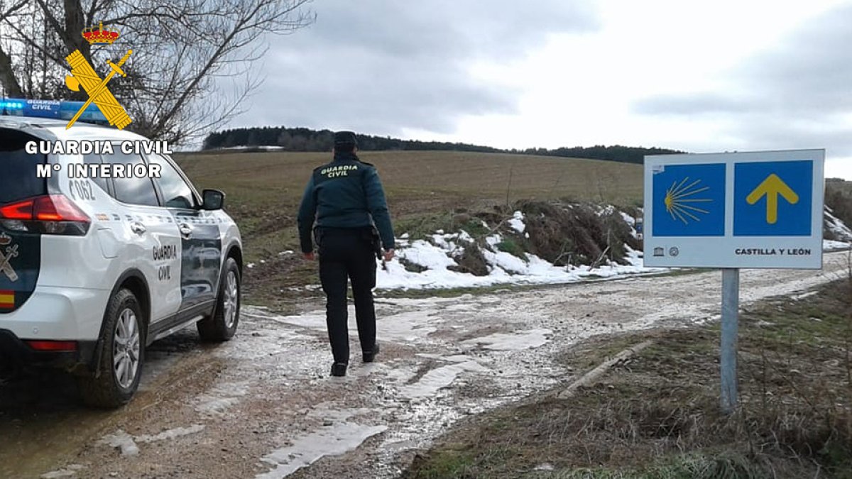 La Guardia Civil asiste a una anciana tras sufrir una caida cuando paseaba por una ruta del Camino de Santiago. GUARDIA CIVIL