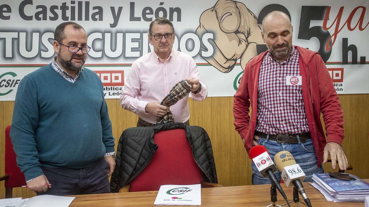 Los sindicatos exigen a la Junta el pago de los fondos adicionales. / SANTI OTERO