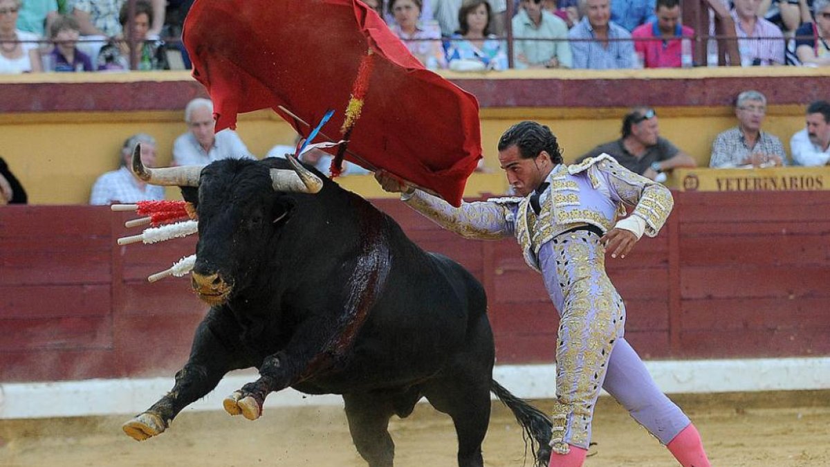 El diestro vizcaíno Iván Fandiño abre esta tarde la feria taurina de Roa frente a reses de Carriquiri.-JUAN PABLO