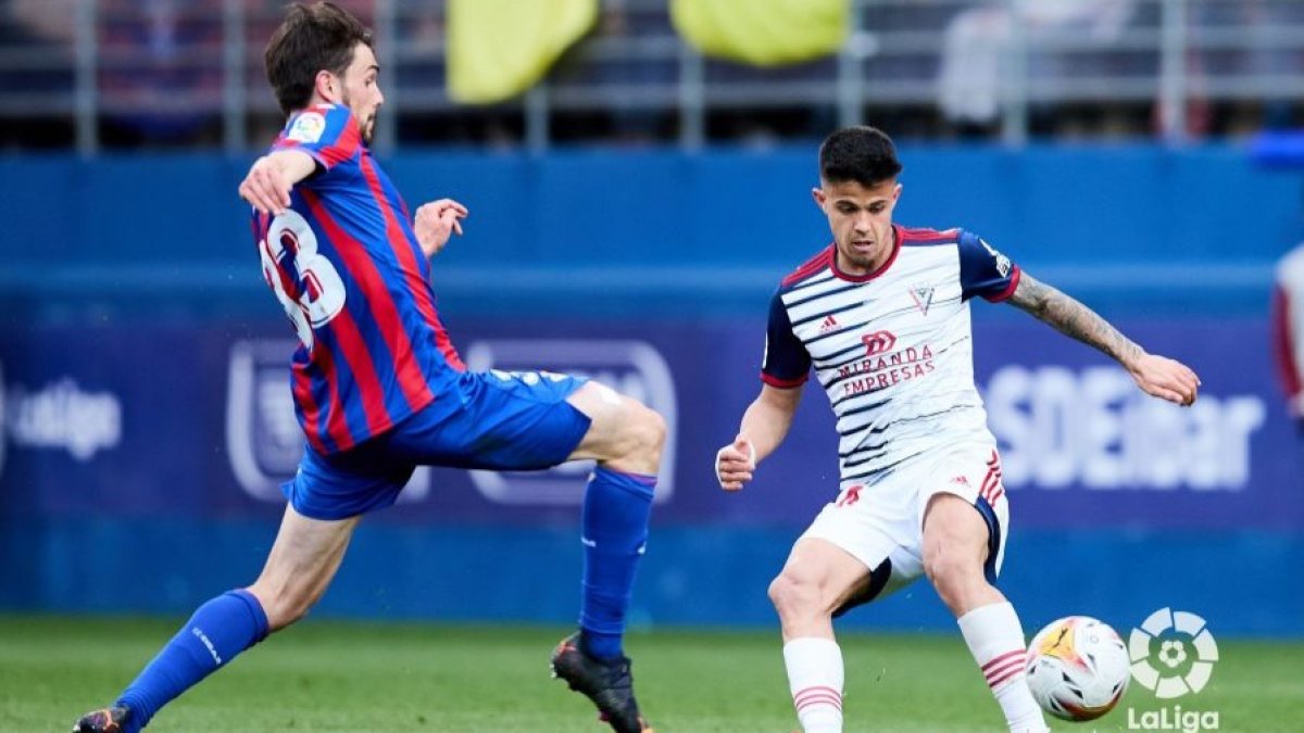 Brugué pugna con un rival. LALIGA