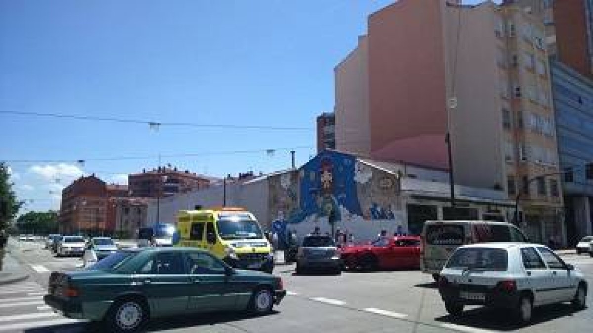 Los vehículos implicados en el choque de El Bulevar, en el cruce con la calle Bonifacio Zamora de Usabel.-ECB