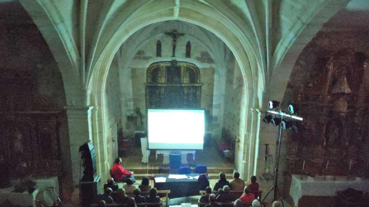 A la entrega de premios y el encuentro con varios autores se sumó en la iglesia la proyección de un documental.-ECB
