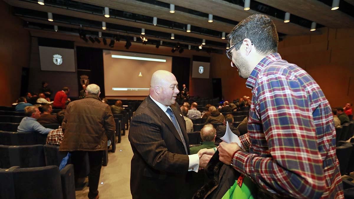 Antonio Caselli saluda a un accionista en la última asamblea.-RAÚL OCHOA