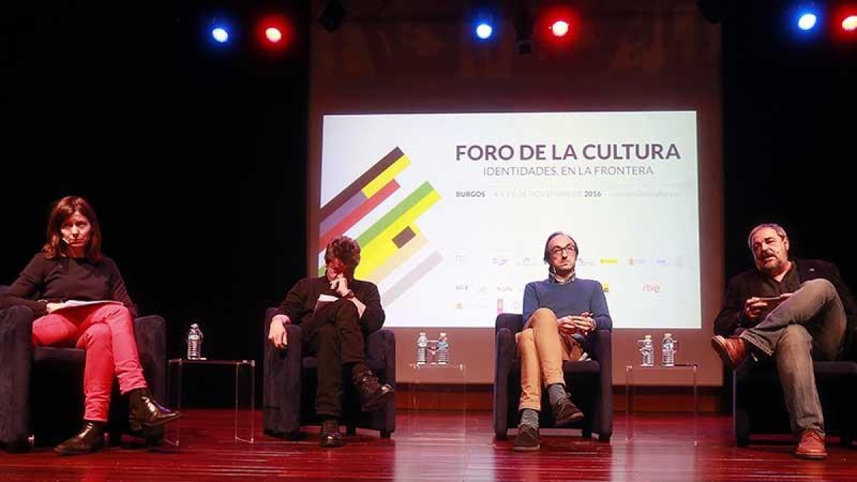 Lara Almarcegui, Enrique Urbizu, Agustín Fernández Mallo, de i. a d., escuchan a Carlos Aganzo.-Raúl Ochoa