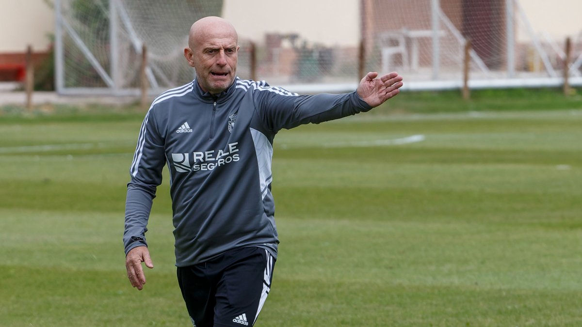 El técnico madrileño dando indicaciones a sus pupilos durante una sesión. SANTI OTERO