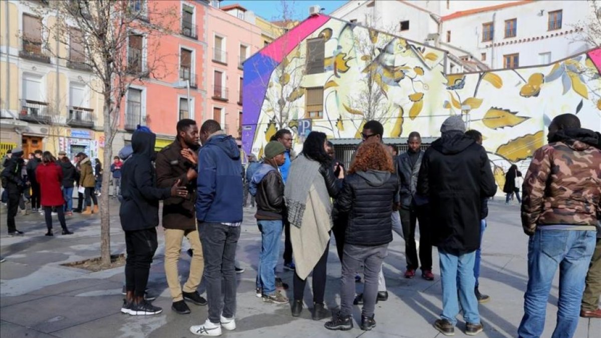 Concentración en protesta por la muerte de un mantero en Lavapies-JUAN MANUEL PRATS