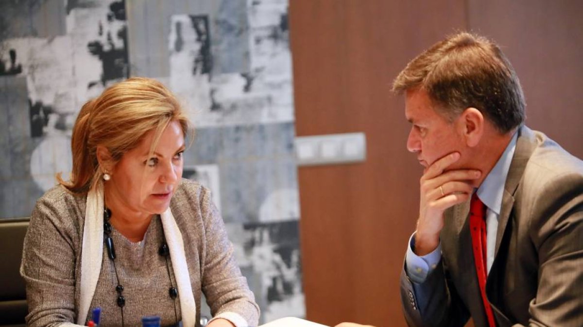 La vicepresidenta de la Junta de Castilla y León, Rosa Valdeón, se reúne con el presidente de la Federación Regional de Municipios y Provincias, Francisco Vázquez, para establecer la coordinación de la acogida de refugiados en Castilla y León-Ical