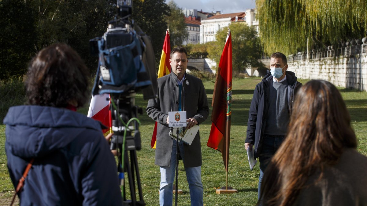 De la Rosa y Temiño en la presentación del Plan de Acción para el Clima a la orilla del Arlanzón. SANTI OTERO