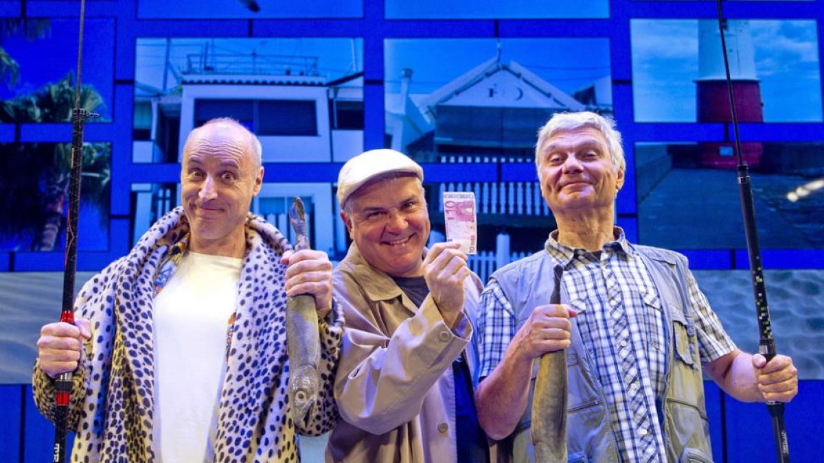 Paco Mir (i.), Joan Gràcia (c.) y Carles Sans, Tricicle, en un gag de ‘BITS’.-Quique Fidalgo