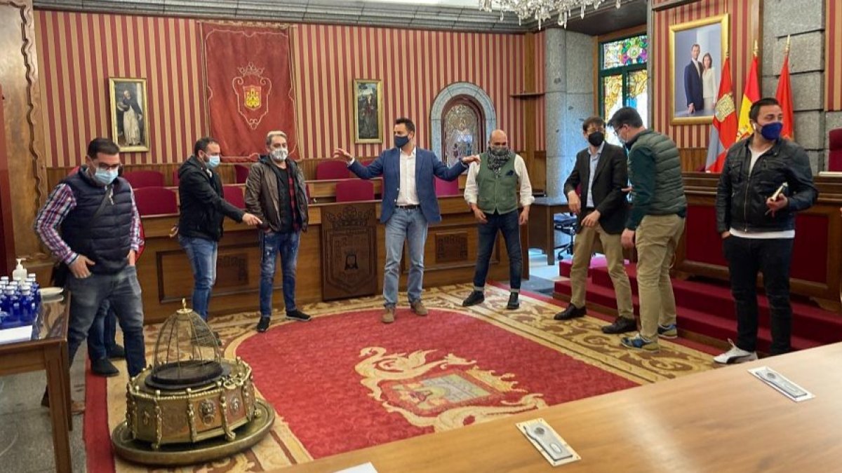De la Rosa recibió a los representantes del sector de hostelería y afines en el Salón de Plenos del Ayuntamiento de Burgos. ECB