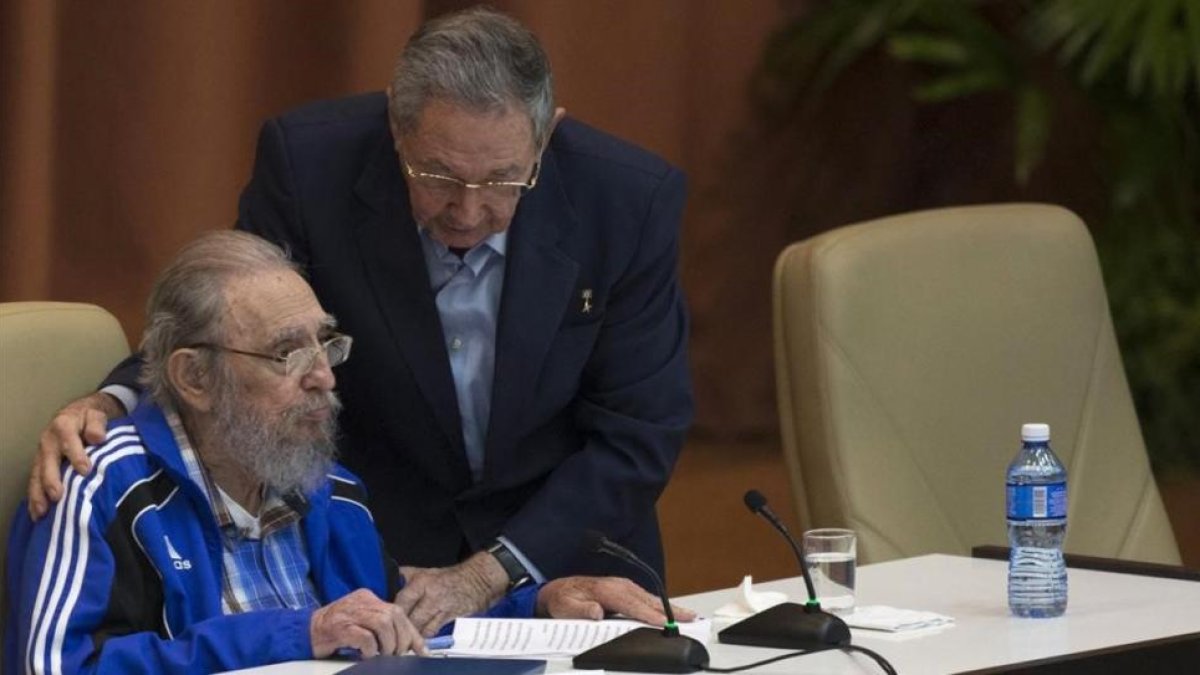Raúl y Fidel Castro en el último congreso del Partido Comunista.-AP / ISMAEL FRANCISCO