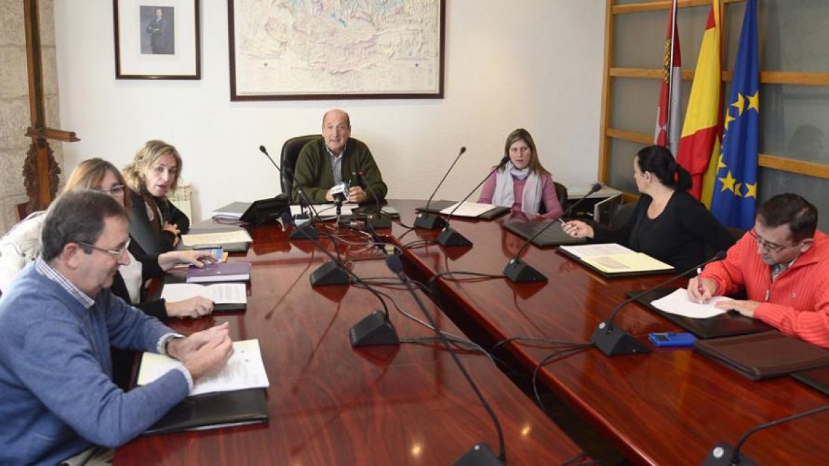 Un momento del Pleno extraordinario de ayer en Treviño, presidido por el alcalde Ernesto Arrgote-ICAL