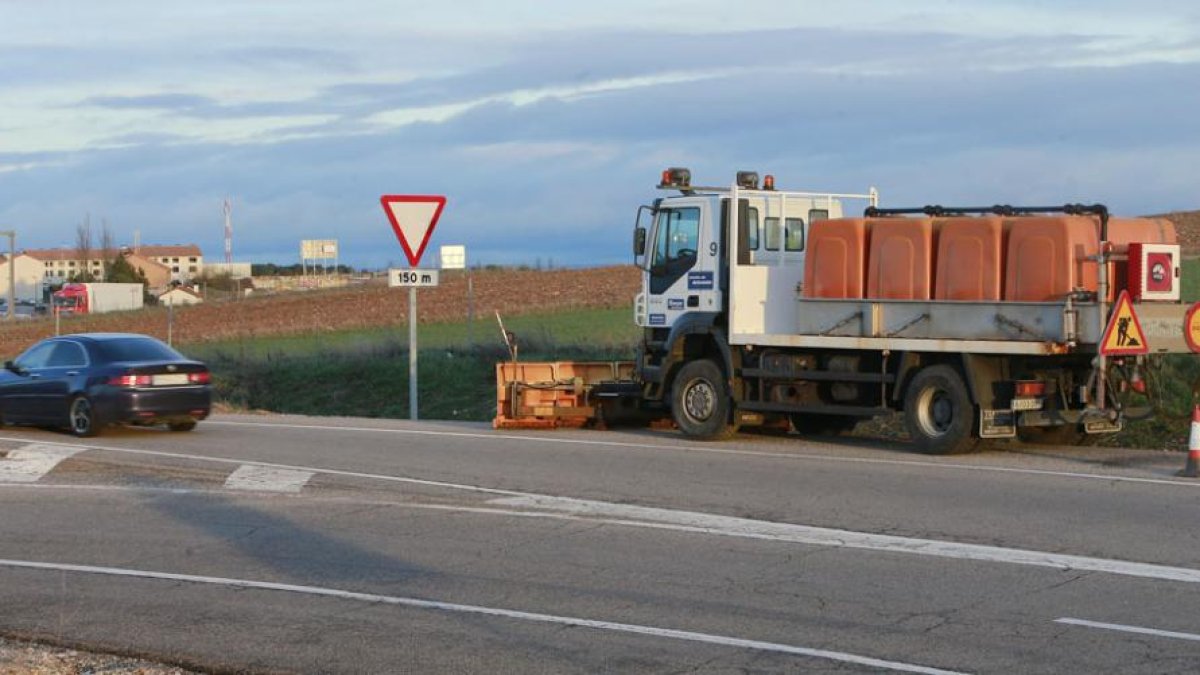 Un camión quitanieves permanece a la espera después de que se activase la fase de emergencia.-RAÚL G. OCHOA