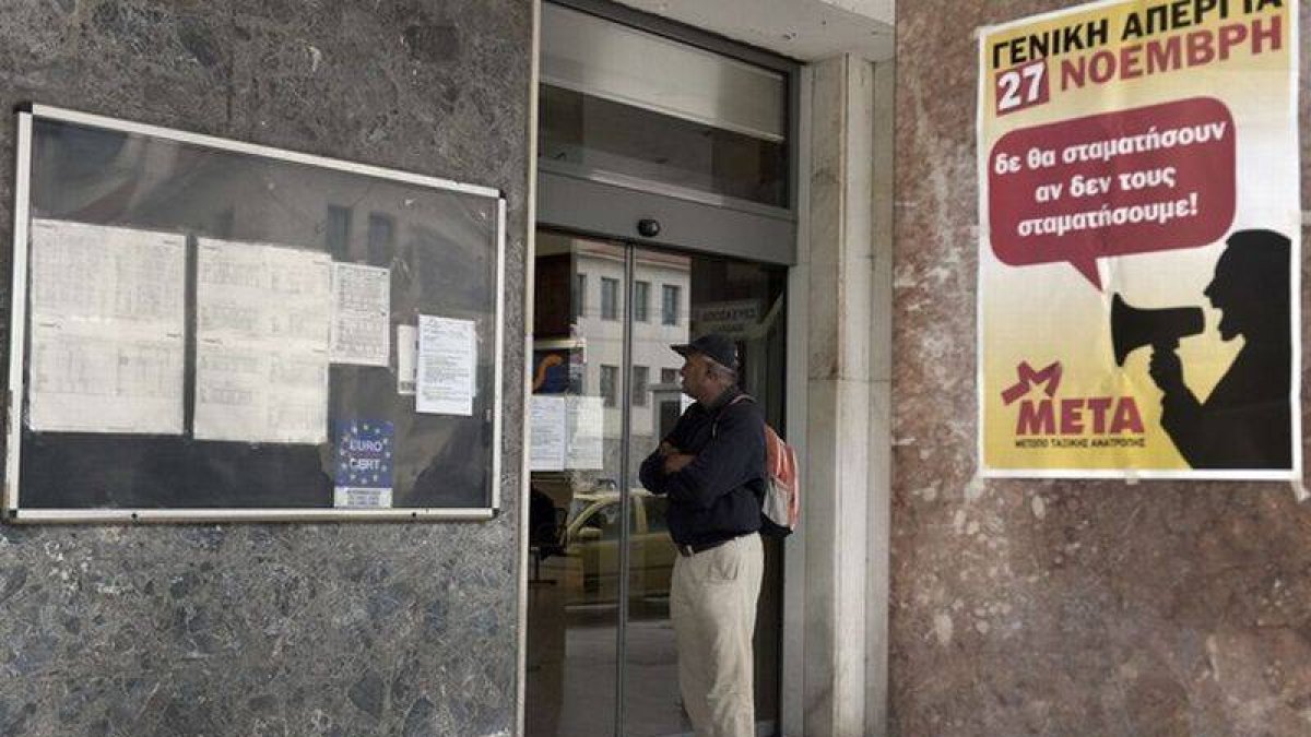 Un viajero lee el comunicado de huelga en la principal estación de tren de Atenas.-Foto: AFP / LOUISA GOULIAMAKI