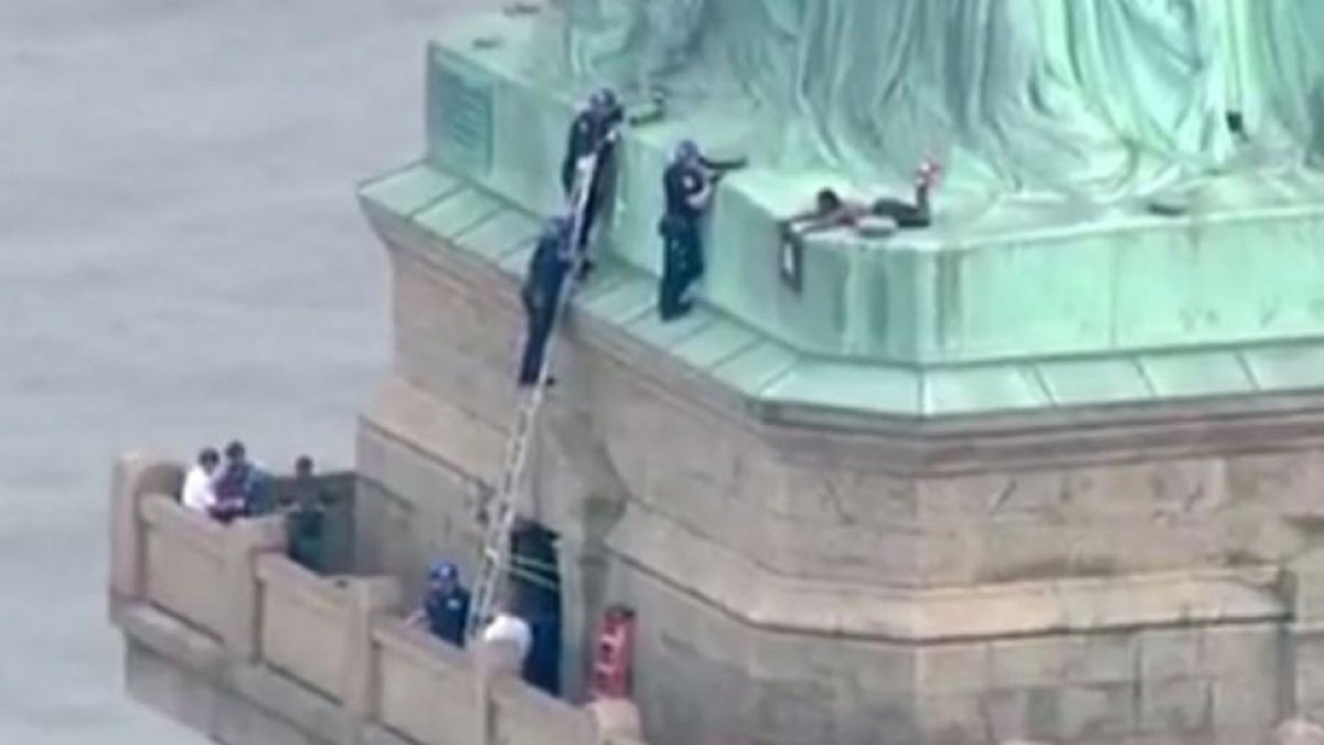 Detenida una mujer tras pasar varias horas encaramada a la Estatua de la Libertad.-/ JOSÉ ROMERO (AFP / VÍDEO: ATLAS)
