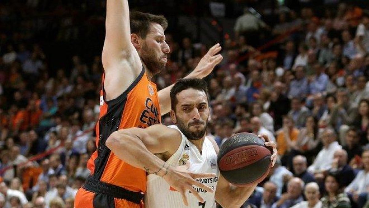 Campazzo supera el marcaje del valencianista Van Rossom.-EFE / MIGUEL ÁNGEL POLO