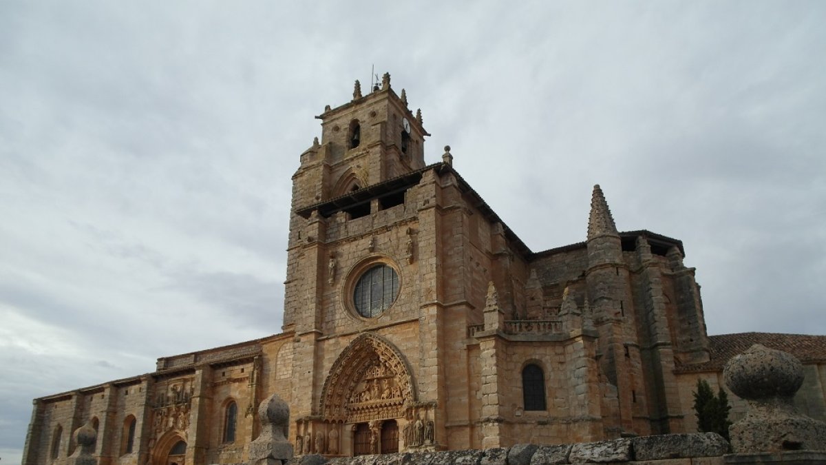 La Colegiata de Santa María la Real, se levantó entre los siglos XII y XIII y sus reformas y ampliaciones son de estilo gótico. ECB