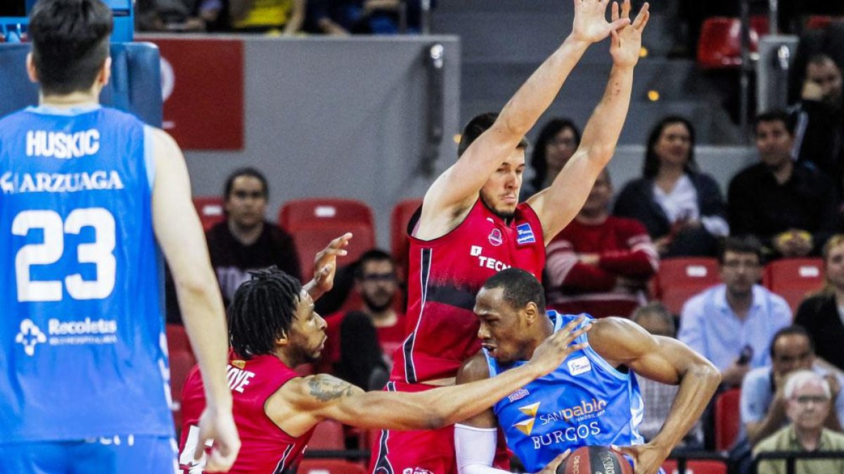 Sutton en acción en Zaragoza en lo que pudo ser su último partido de la temporada-ACB PHOTO / E. CASAS