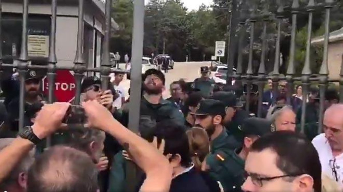 La Guardia Civil cierra las puertas a un grupo de católicos.-