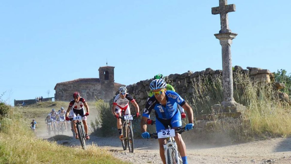 Imagen de varios participantes durante la carrera.-