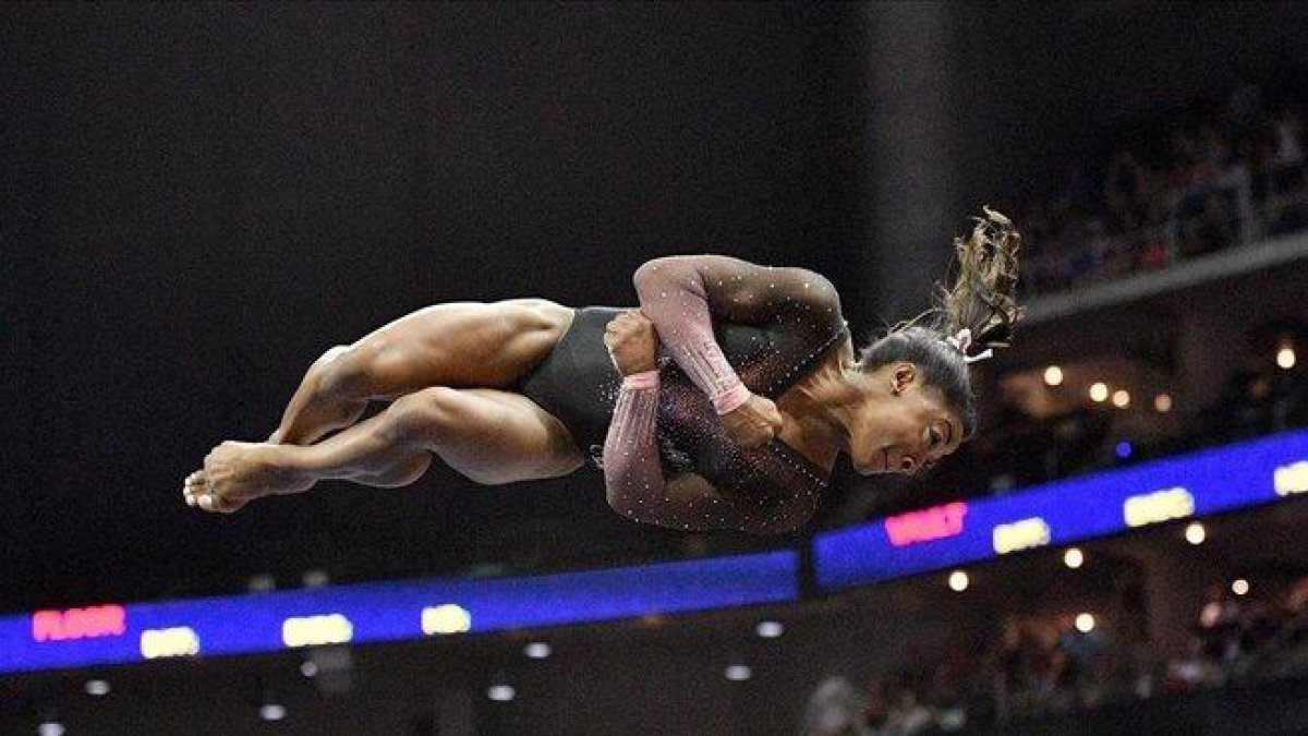 Simone Biles, durante el salto en el ejercicio de suelo.-DENNY MEDLEY-USA TODAY SPORTS