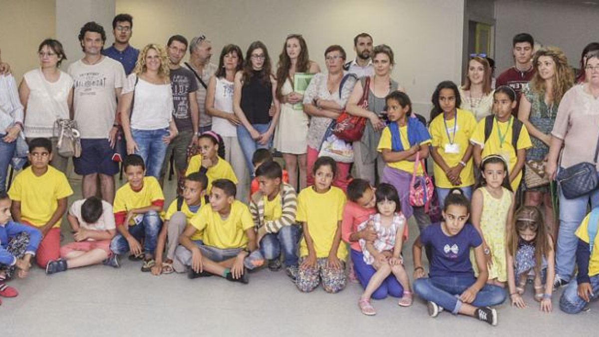 Familias y niños participantes en el programa Vacaciones en paz compartieron la primera foto en la iglesia de los Dominicos antes de partir cada uno a sus casas.-Santi Otero